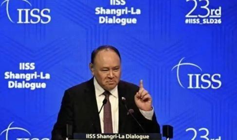 地震来袭陷入绝境才知悔！菲防长当众口出恶言抹黑邻国，如今举国缺物资缺救援，放眼全