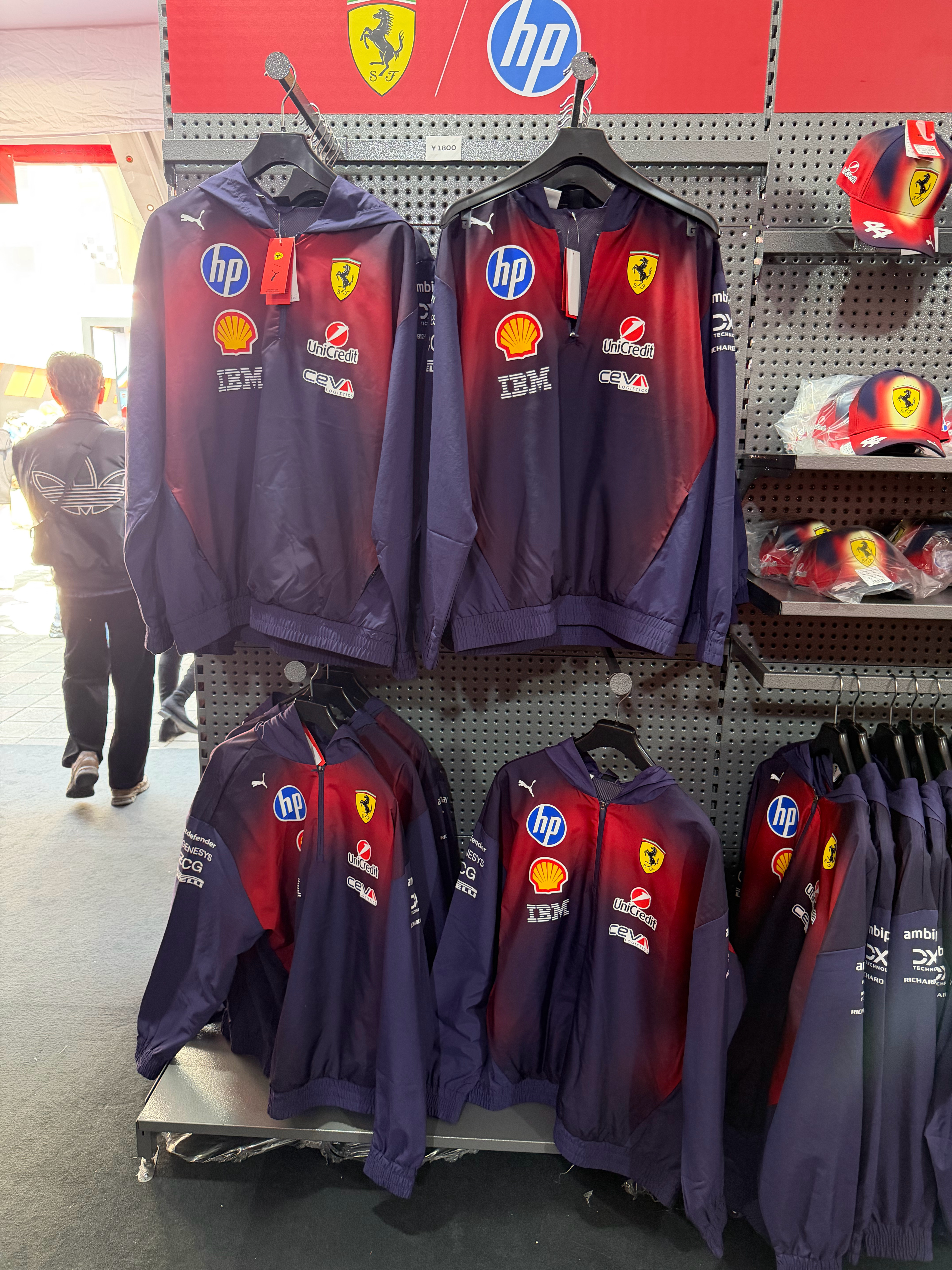 去年给妹妹买的法拉利T恤，大家都超喜欢！！！你们说我今年该给她买哪件好