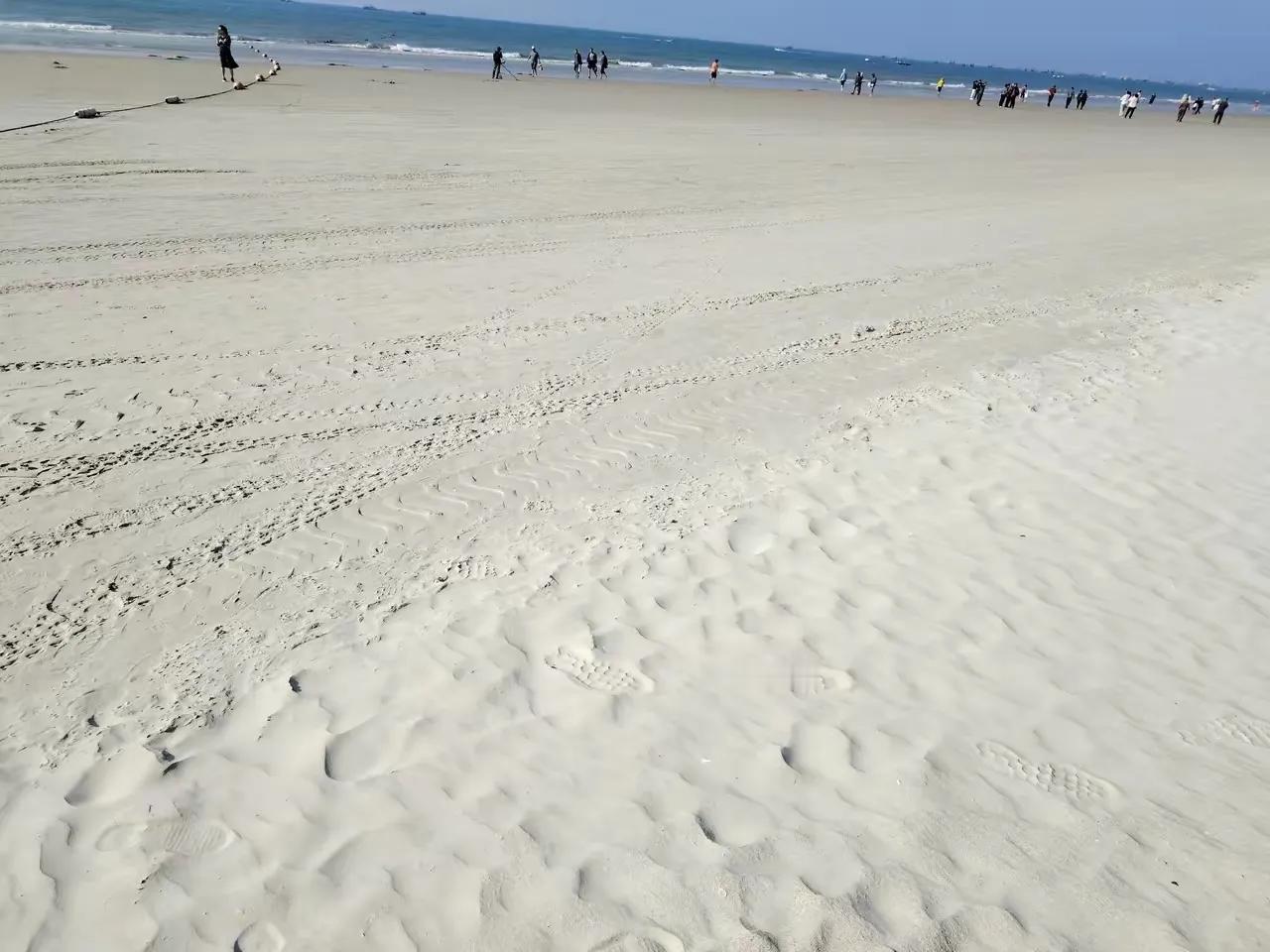 看一位网友发的，北海银滩的沙子，简直细腻的像白糖，确实如此，那细沙一点杂质都没有