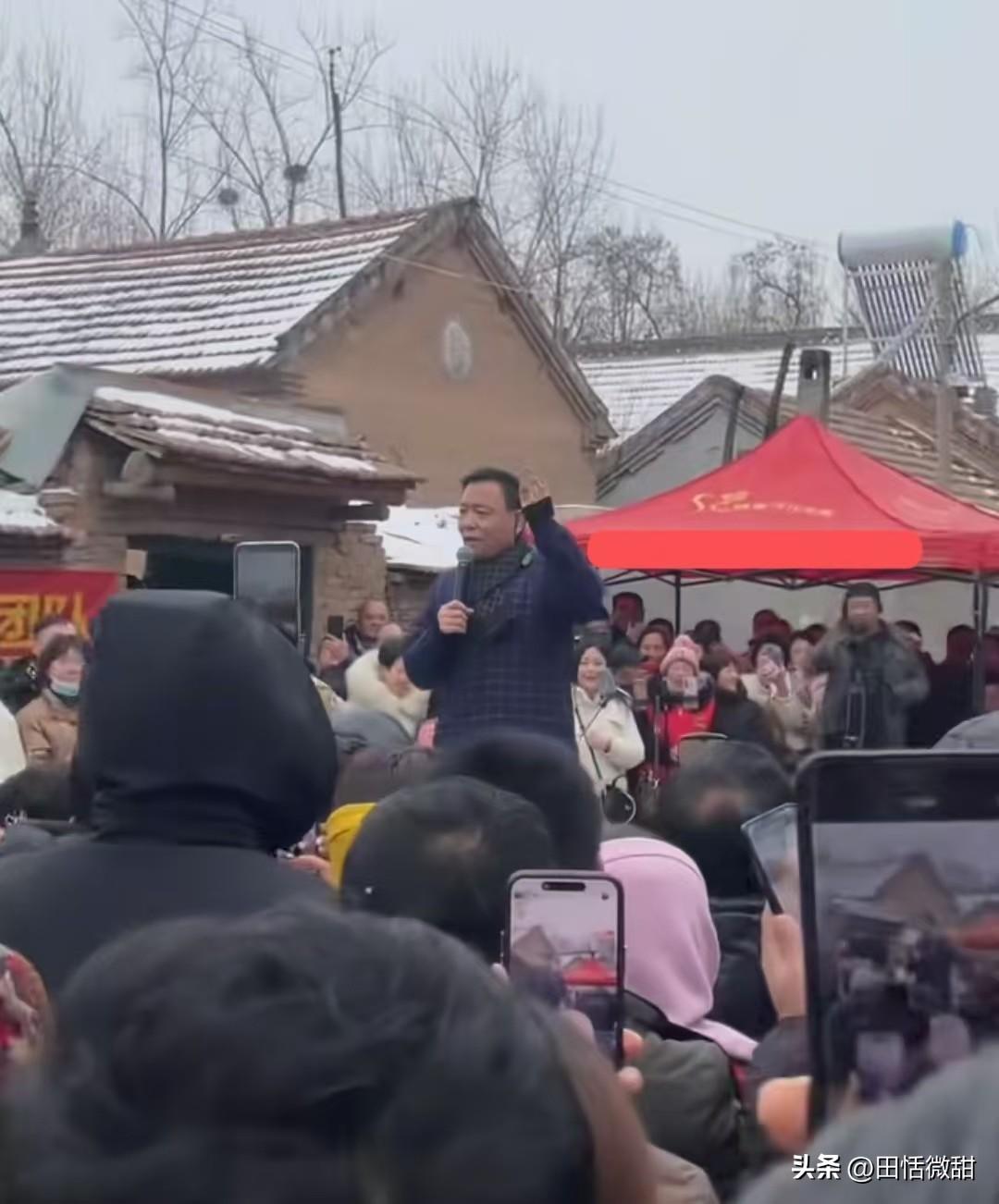 这就是某个音乐人跟手下的对话。

“我得告诉你们啊，该挣得时候赶紧挣到手。现在老