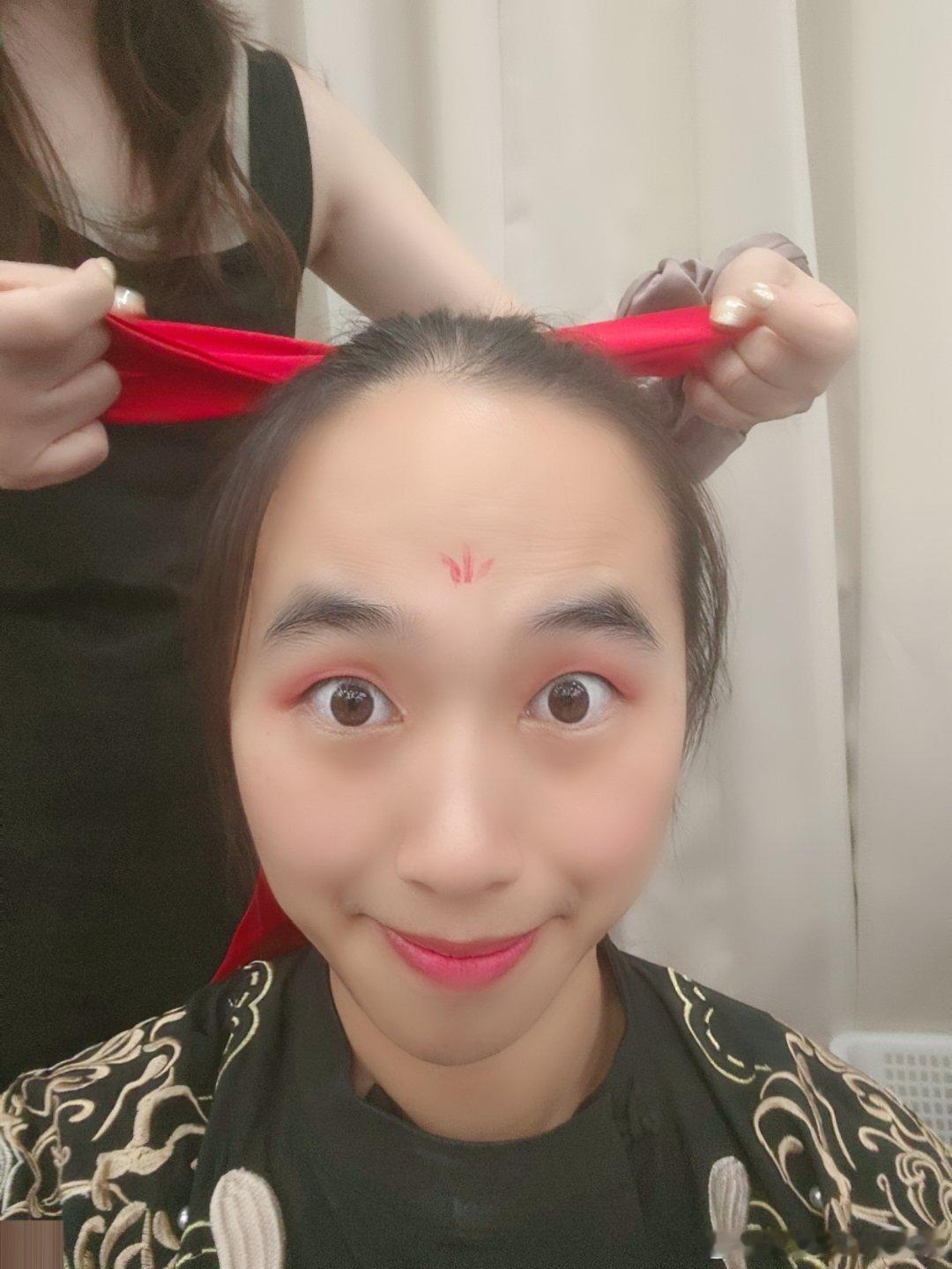 哎呀呀呀呀，由于素材有限(是的，因为我忘带化妆包)，史上最简略的妆来了。宝宝霜+