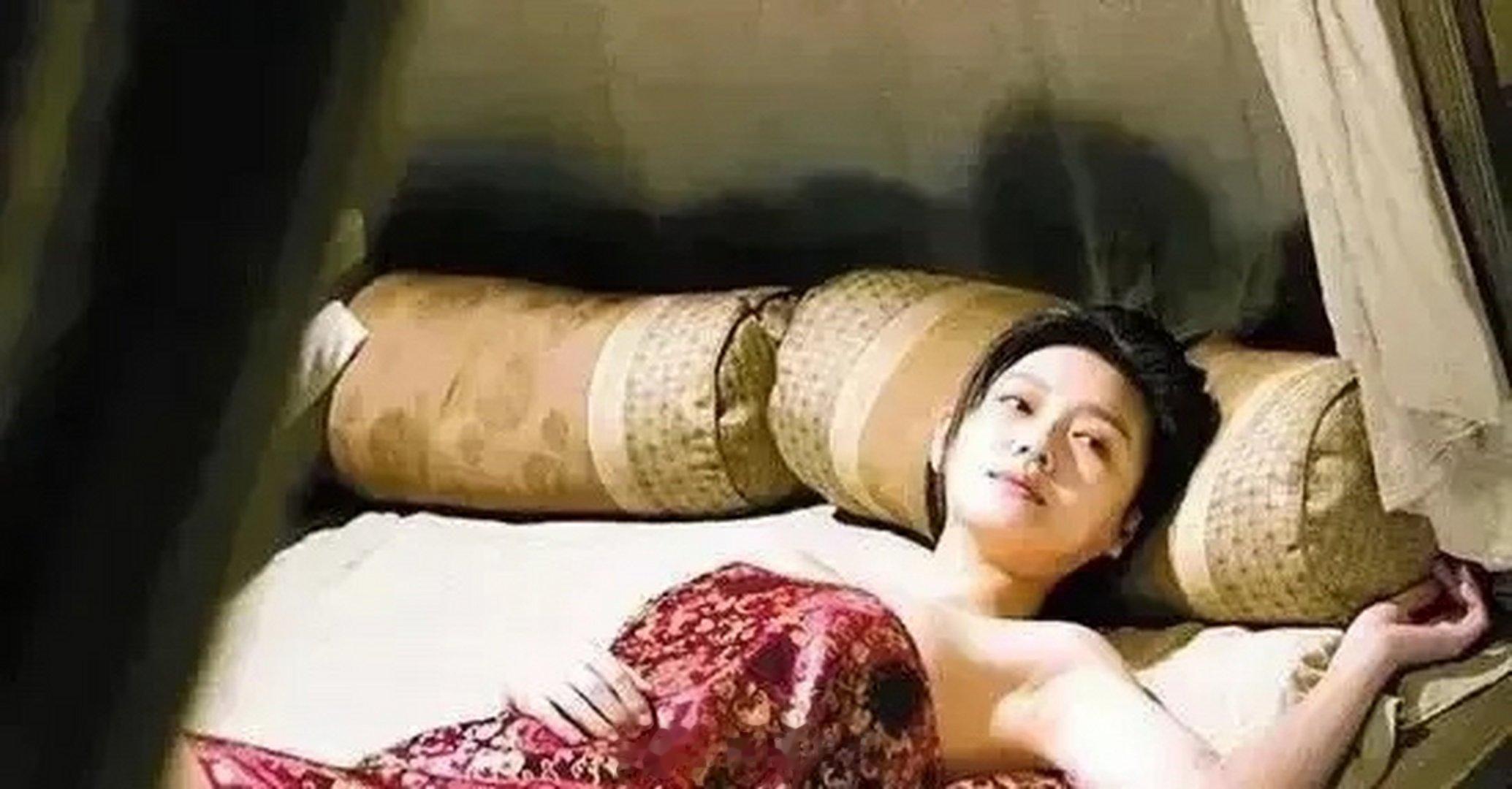 汤唯在《色戒》采访中说：“每一个动作都经过精心设计。”这段激情戏拍摄了七天七夜，
