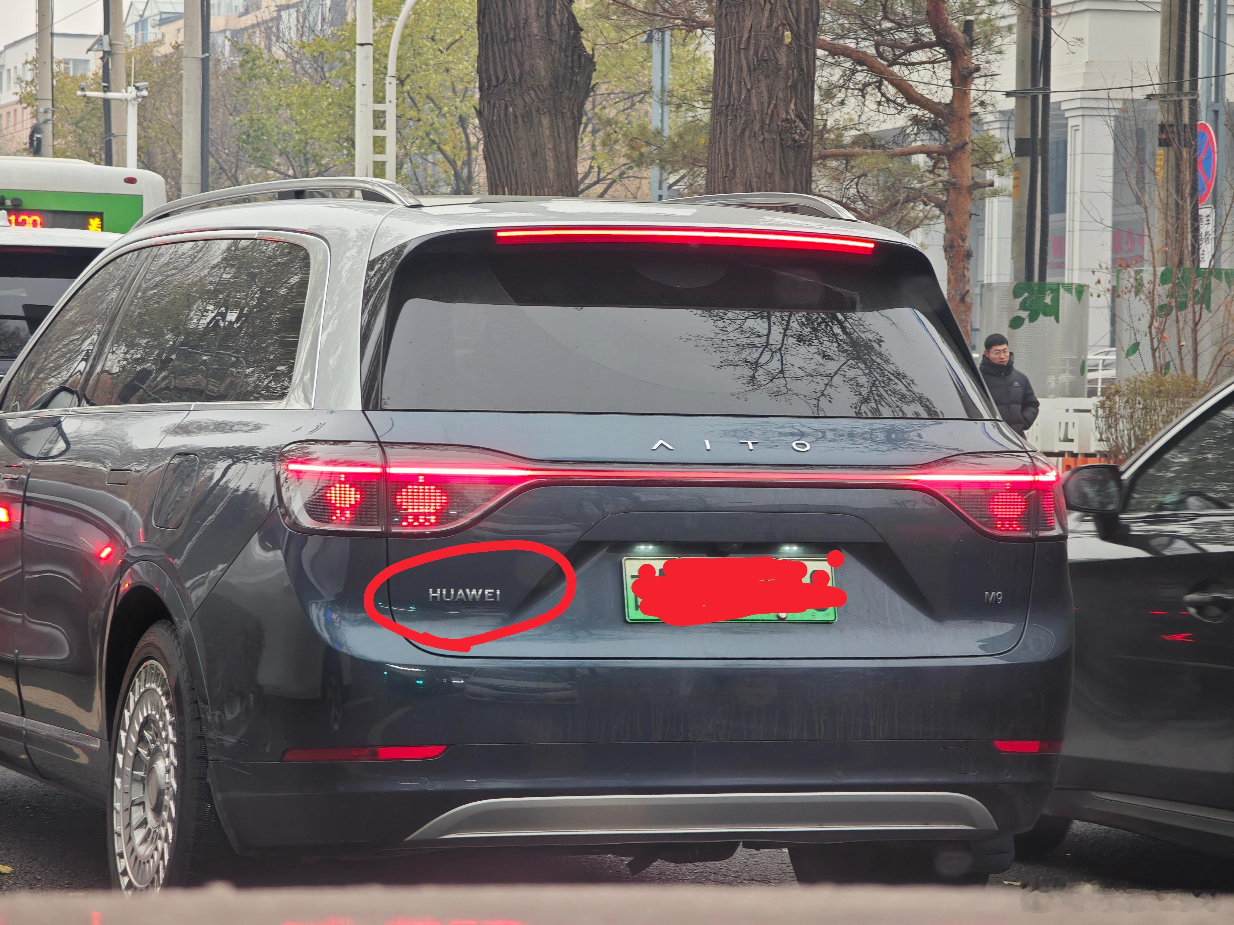 看到不少问界车主把车尾的“赛力斯”抠掉，换成“HUAWEI”标，这波操作有点意思