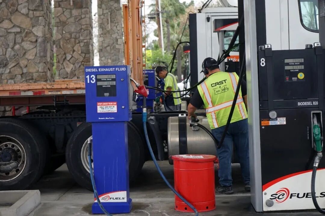 【#国际油价大涨#】由于霍尔木兹海峡航运依然受阻以及美国与伊朗第二轮谈判前景不明