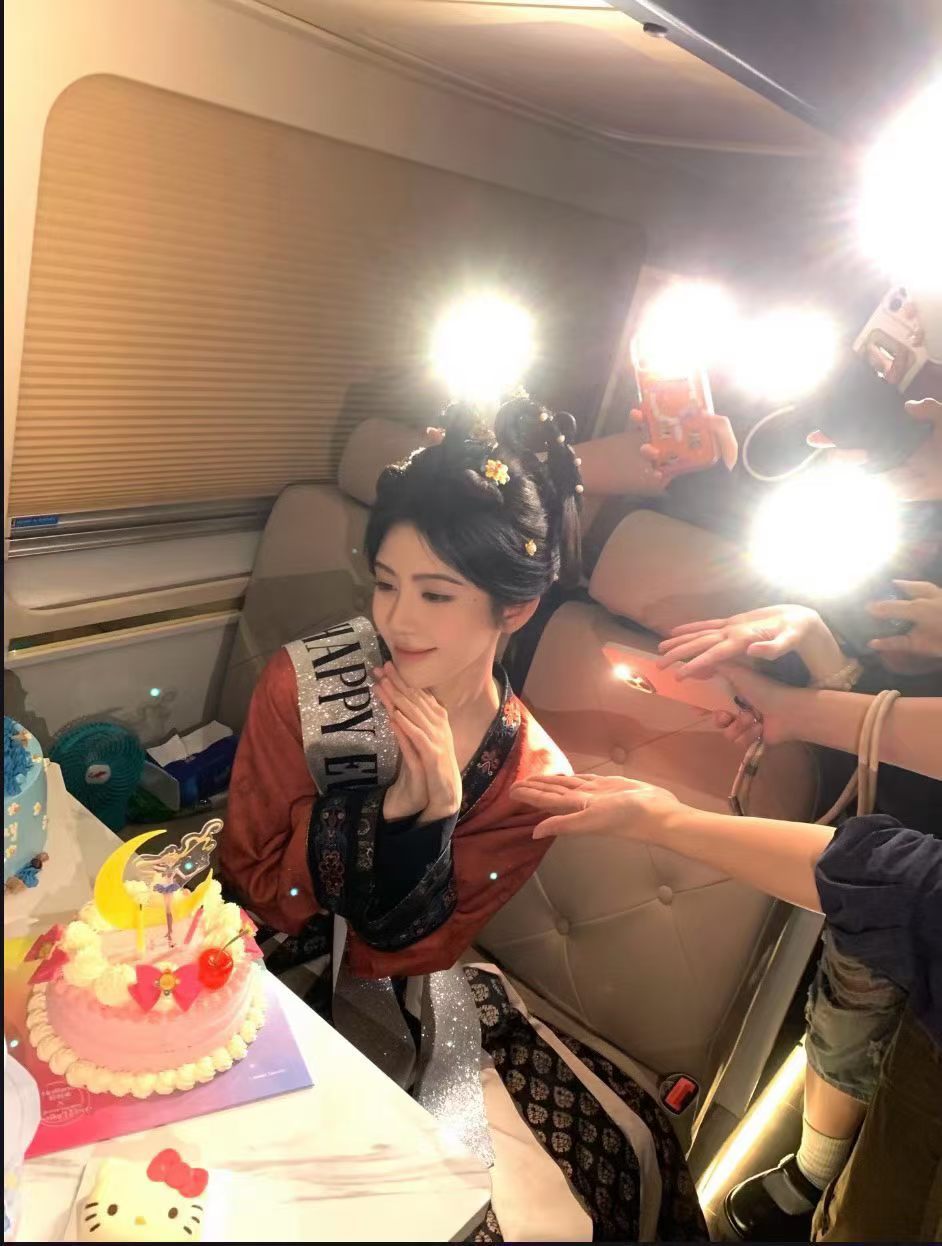 鞠婧祎剧组生日照生日快乐 明年快乐 年年都快乐