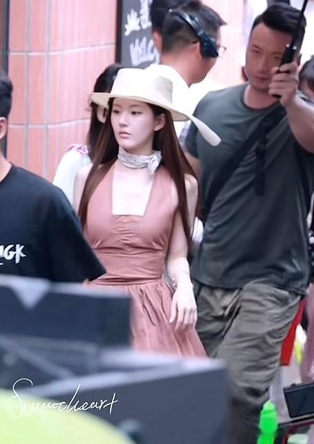 露思宝宝太美啦！真的让人眼前一亮一亮又一亮啊！ 《许我耀眼》又名《许妍的衣橱》[