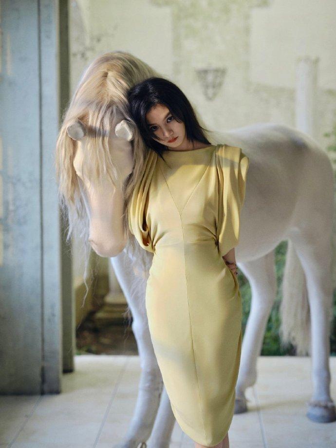 春夏近照状态 春夏近照状态太可啦！生日过后，她眉眼间青涩全无，满是笃定从容。简约