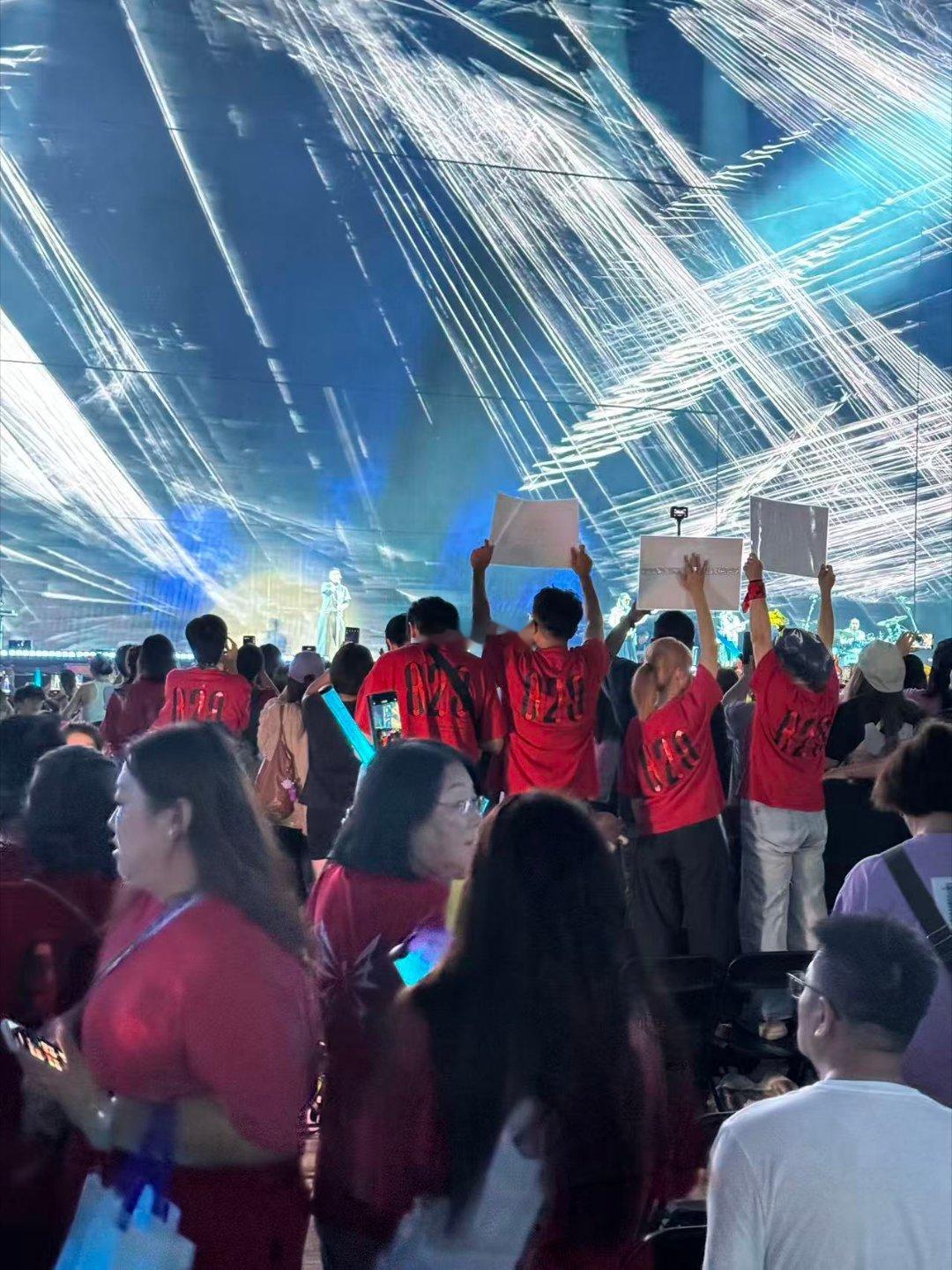 谢霆锋内场好像番茄炒蛋难得的现场名场面，内场红黄组合观感很特别。歌迷粉丝好可爱，
