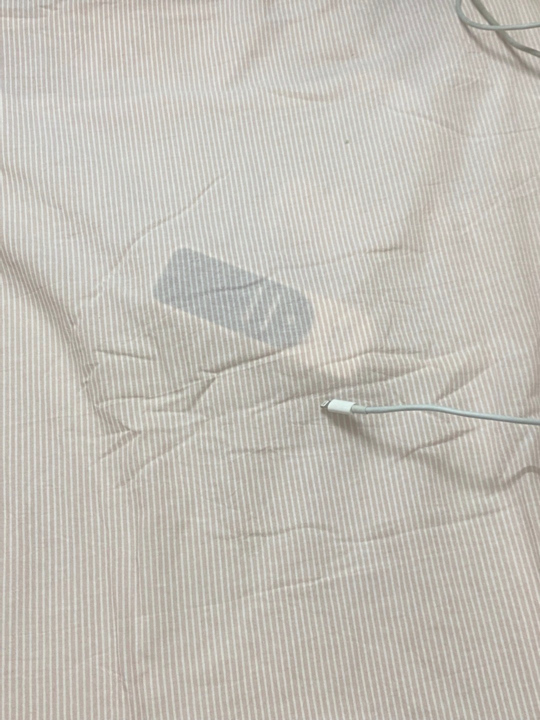 这下问题来了 铺床笠的话…我电热毯的线怎么出来啊