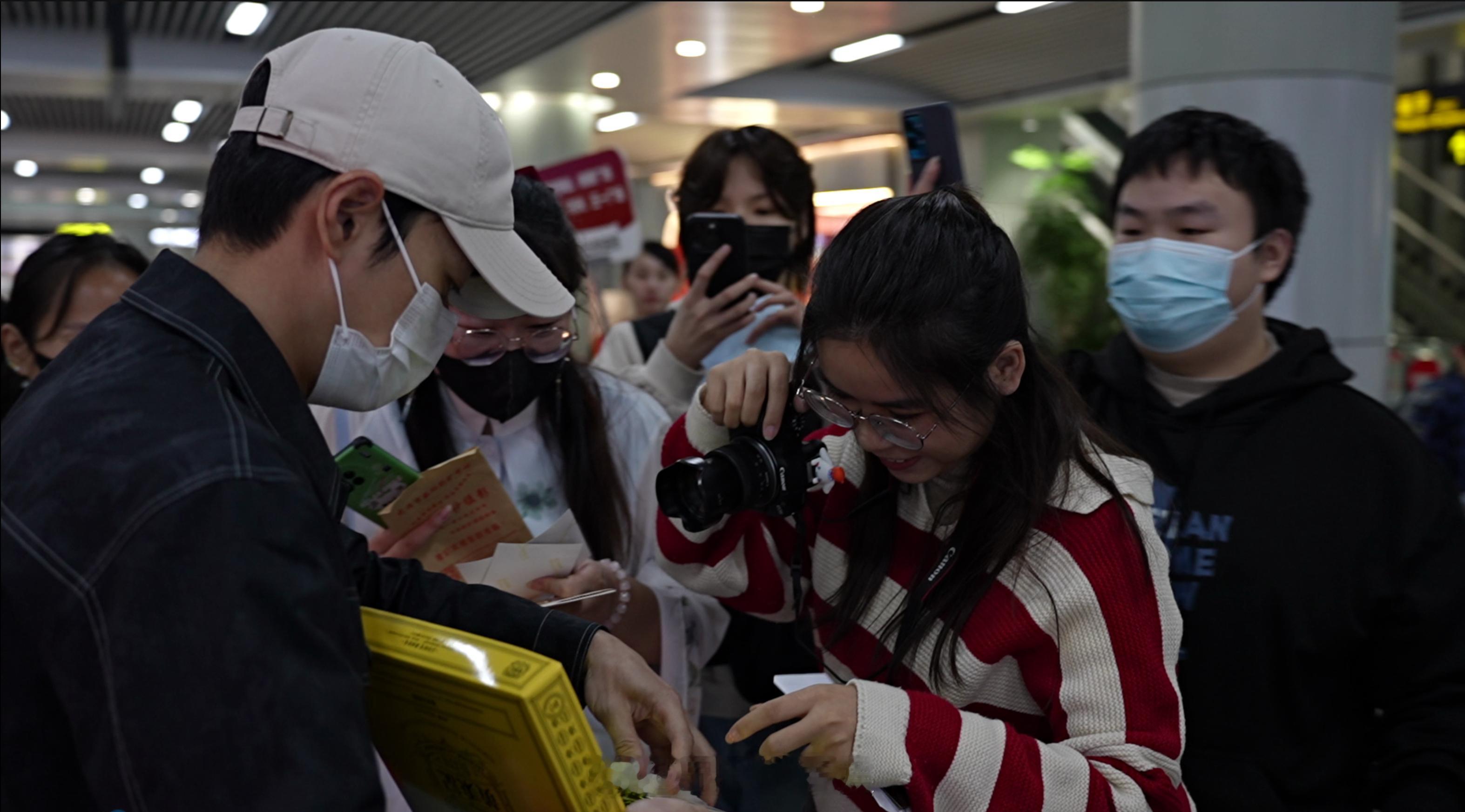 曹骏机场给粉丝送凤梨酥  粉丝带娃接机喊曹骏舅舅 曹骏今日路透🈶真的太可爱了，