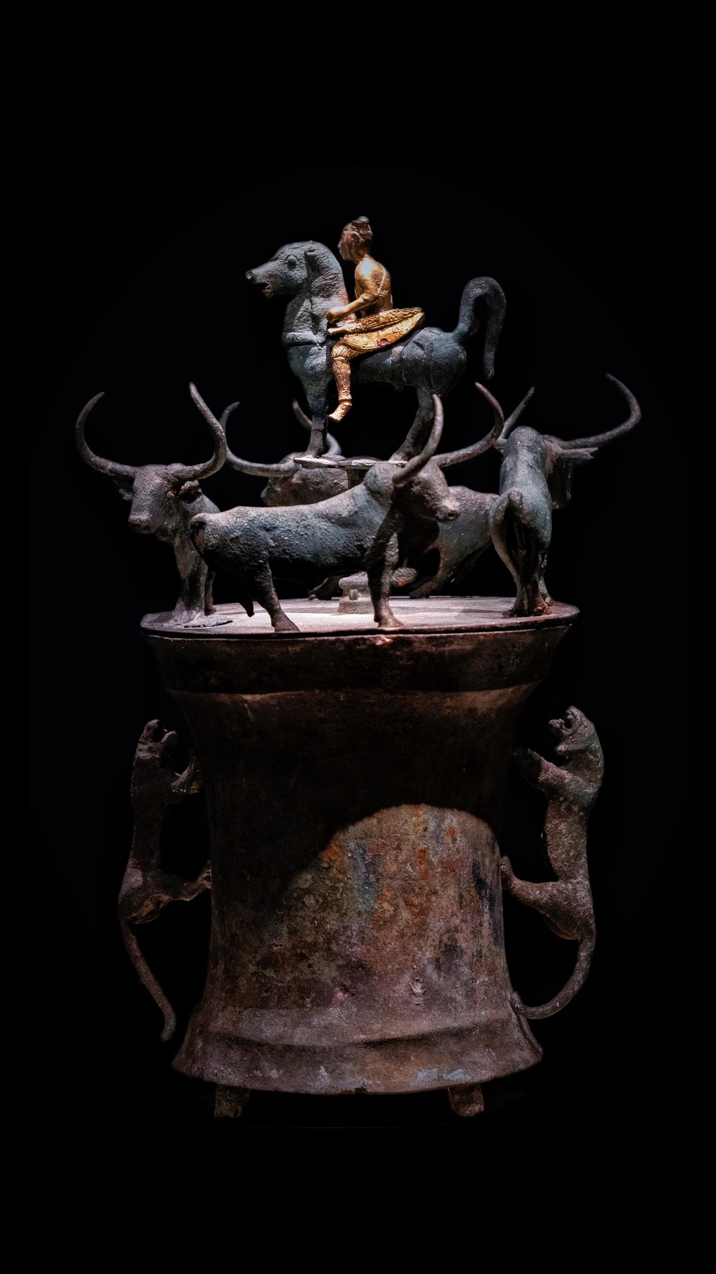 西汉·四牛鎏金骑士铜贮贝器。昆明当欲满，葡萄应作花 流泪对汉使，因书寄...