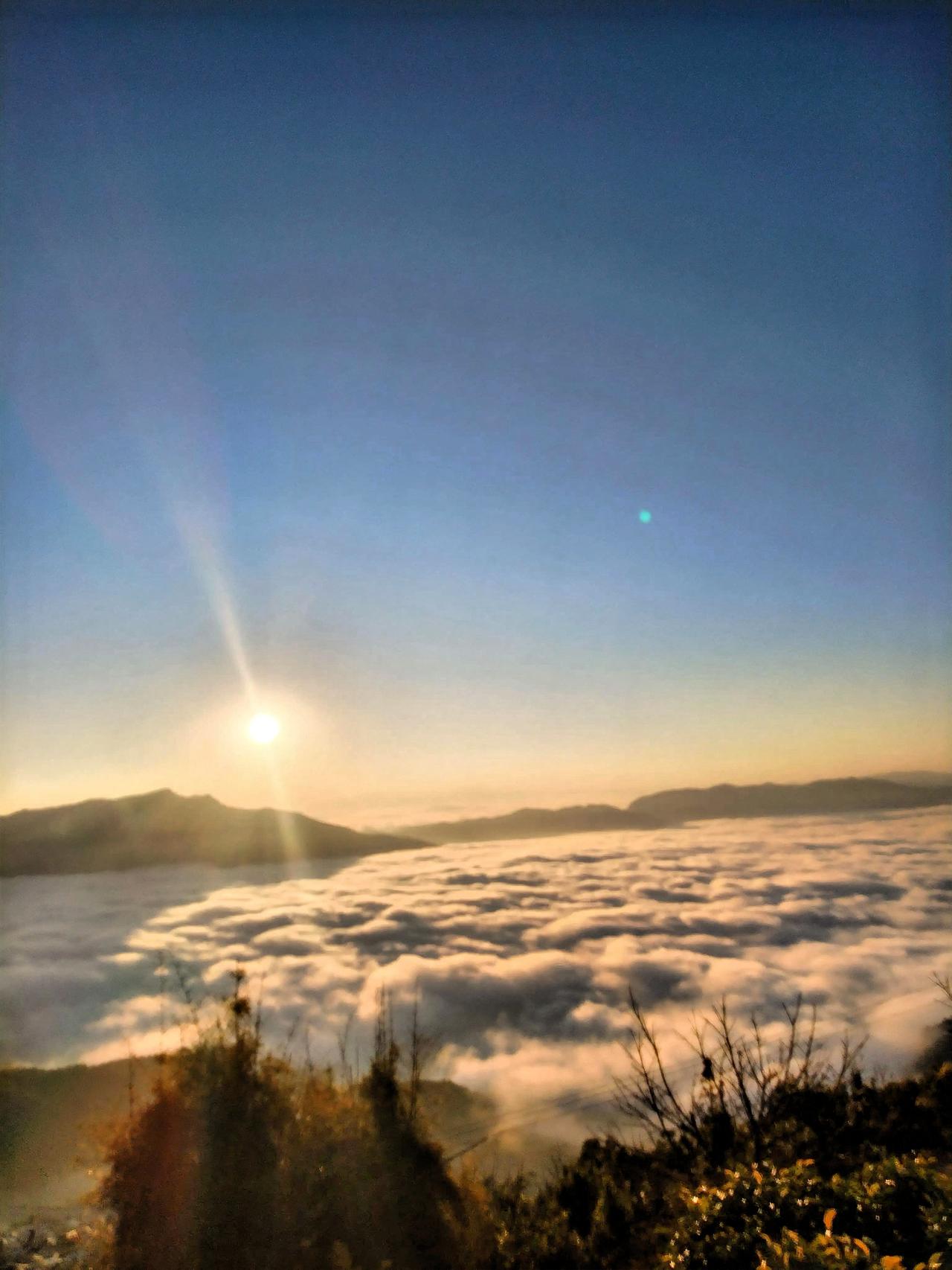 晒图笔记大赛 云海翻腾日初升，山巅俯瞰世外情。昔归以茶出名，此地茶韵亦堪称一绝。