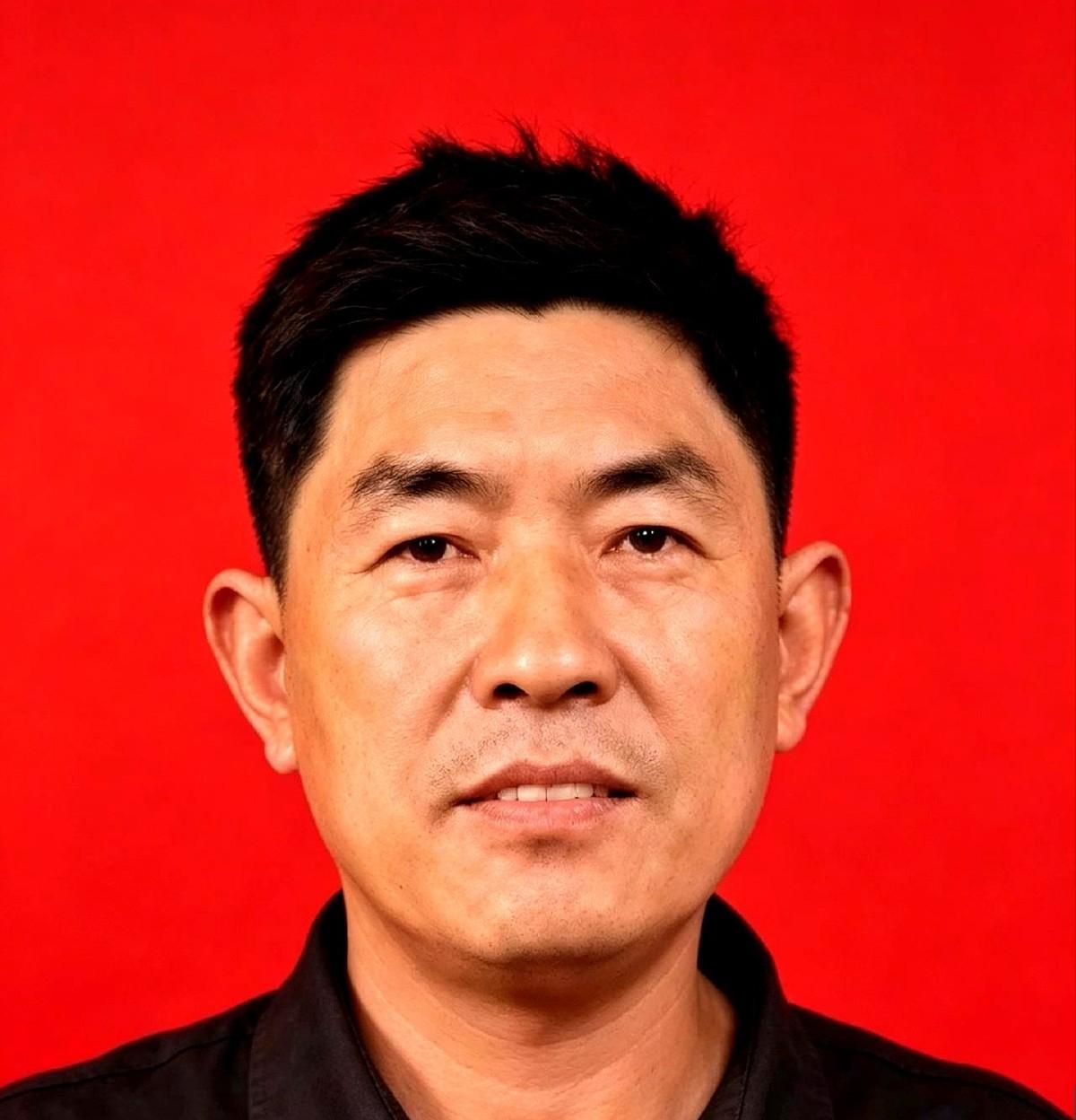 “砍！”渔民罗世明一声吼，手里刀光一闪，直接把十几万的渔网从船头斩断！船上人全傻