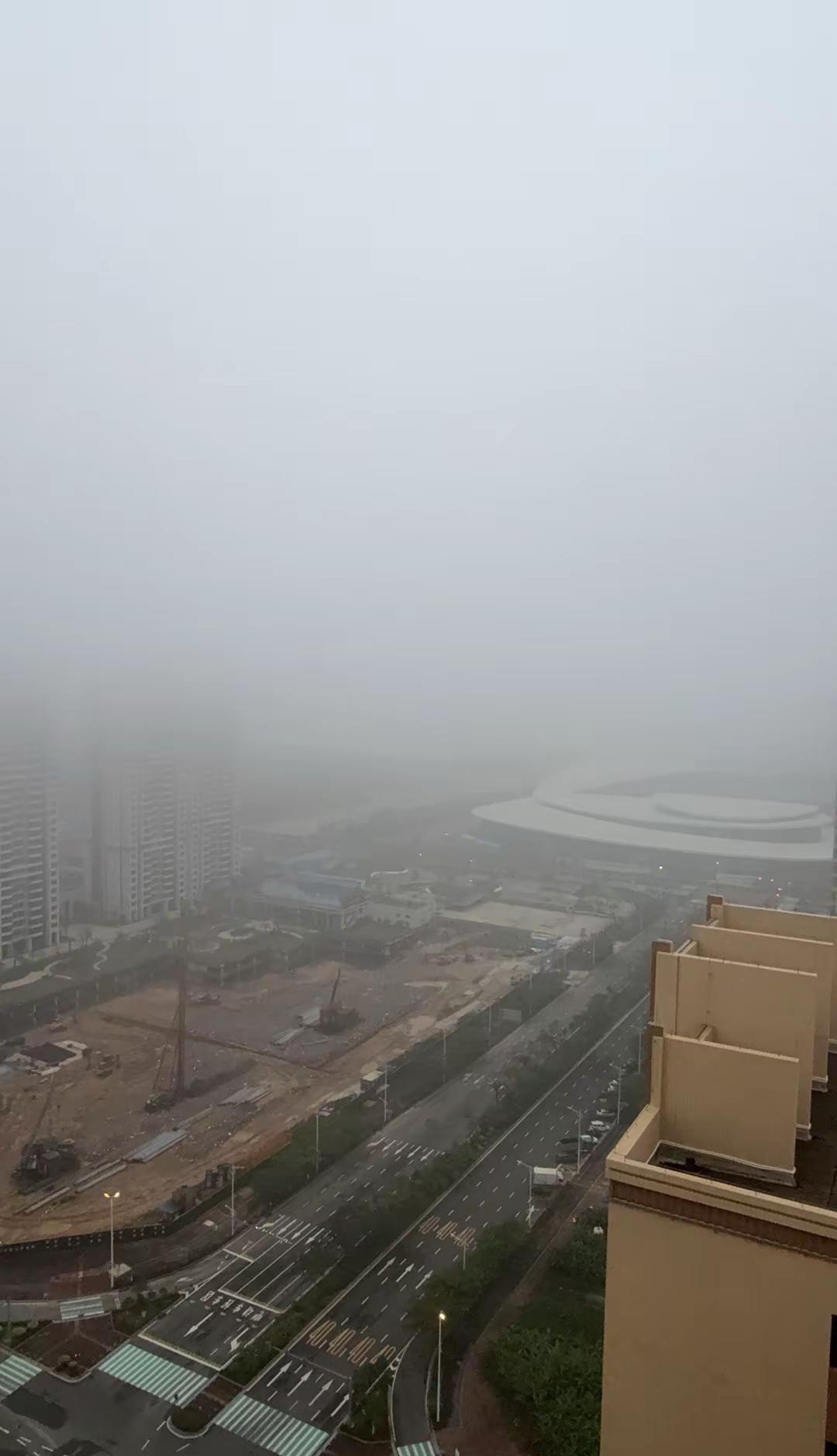 这雾怎么越来越浓了，早上还能看得更清晰一点。