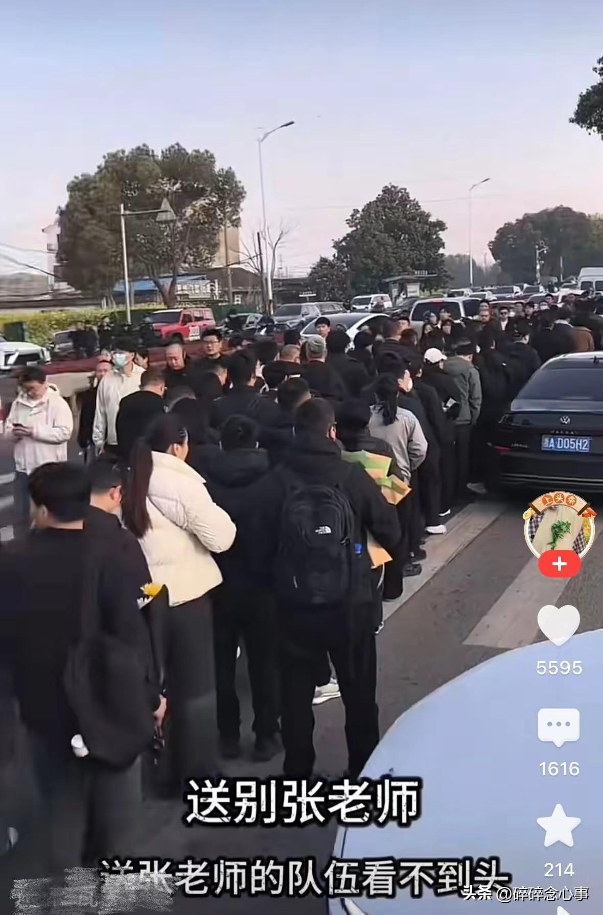 从不同城市赶来，就为了送一个东北汉子最后一程。

队列绵延几公里。

这个规模，