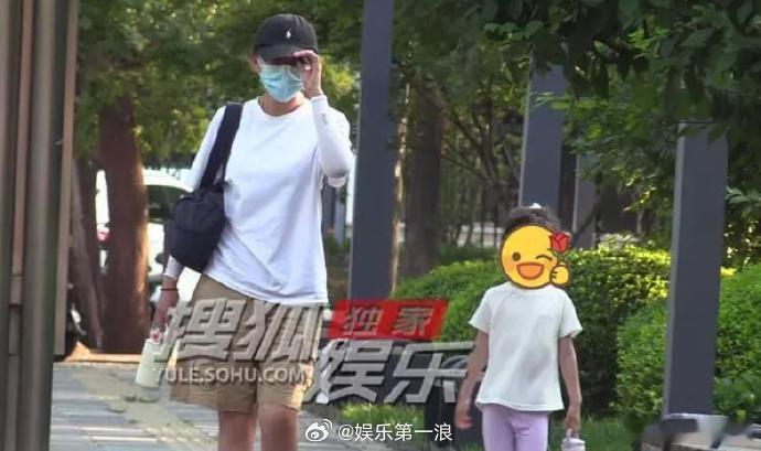 热依扎女儿5岁了热依扎带5岁女儿散步 近日，有媒体拍到带女儿外出散步视频，视频中