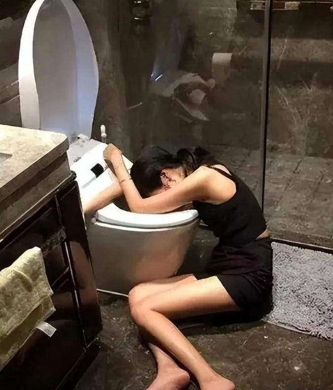 “太炸裂！”四川，一男子到KTV唱歌，见陪酒女漂亮，便拽到厕所发生了关系，随后快