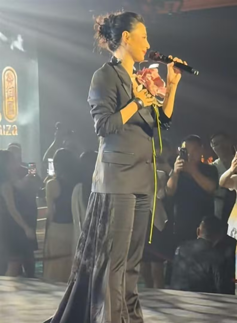 46岁张柏芝被指身材走样！肚腩凸凸引热议，曾因发胖屡传怀第四胎 