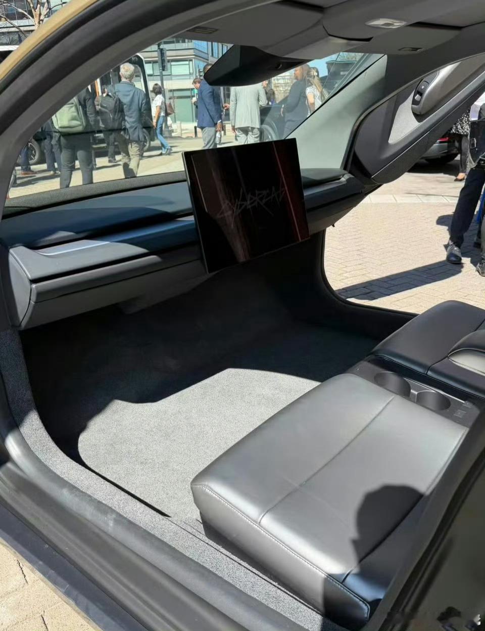 马斯克把方向盘删了马斯克是真敢玩，直接拆掉方向盘和油门刹车，新车连驾驶位都取消了