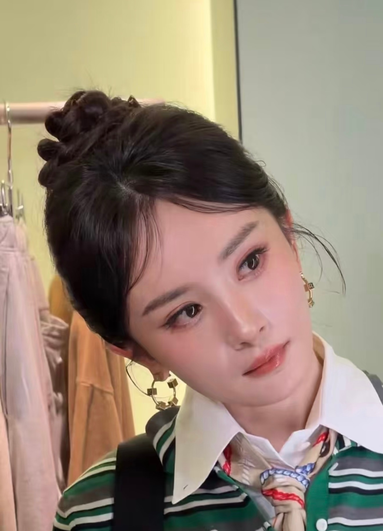 杨幂的脸真的好小 这状态也太顶了 不愧是顶级女明星杨幂怎么一点法令纹都没有