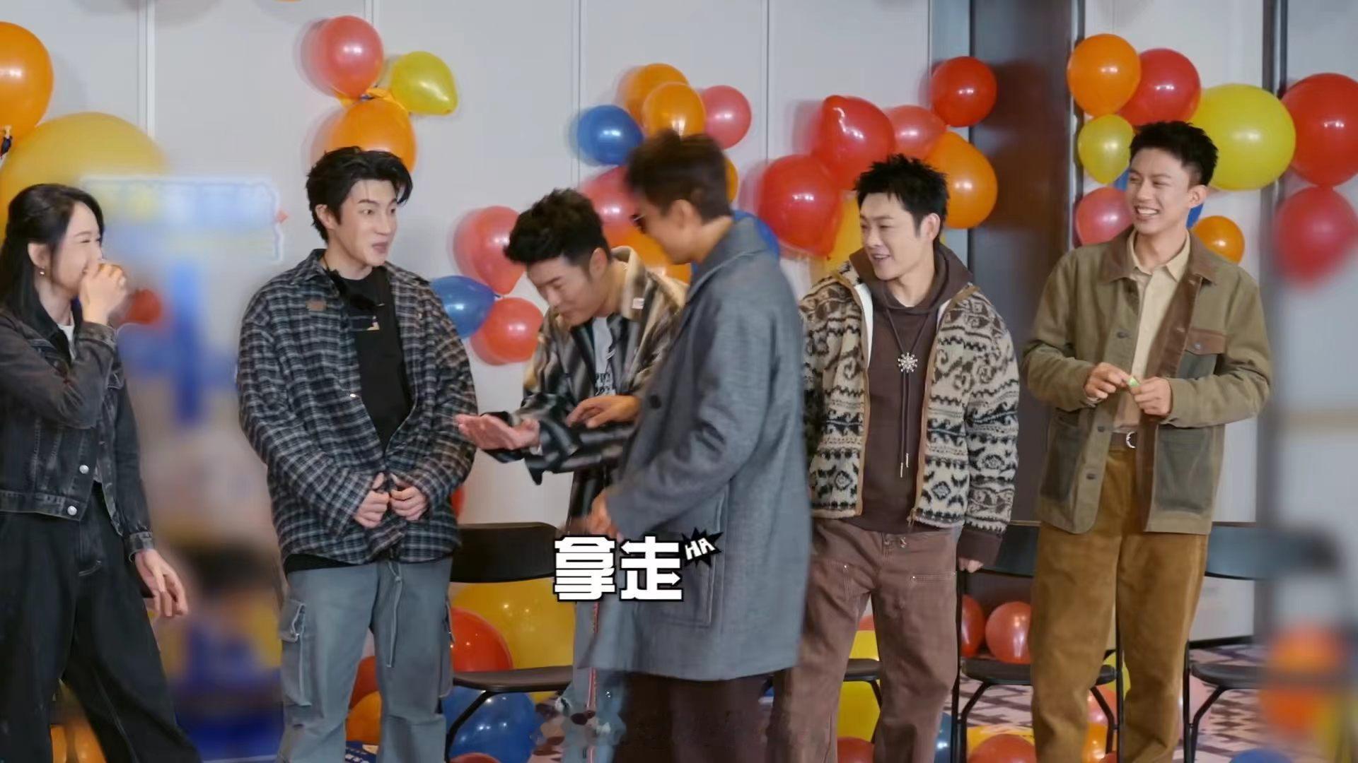 邓超疑惑：为什么陈乔恩的墨镜我戴不上？陈乔恩：因为你脑袋大。邓超：我瘦了！陈乔恩