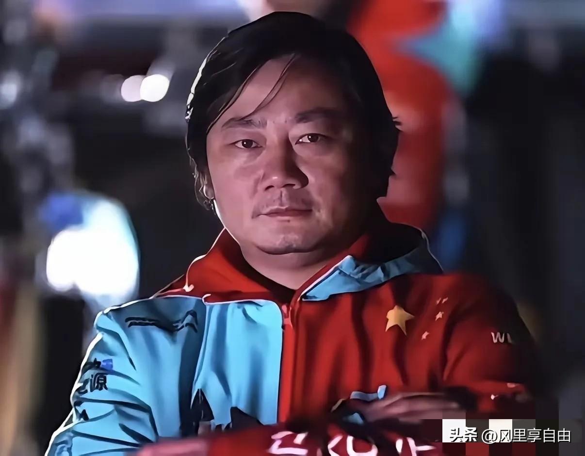 普通人创业账上没钱，八成早散伙了。
张雪这哥们儿，路子野得让人发毛。
2025年