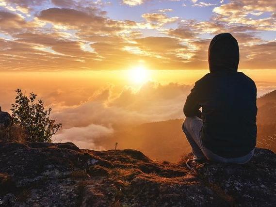 自从堂哥回家后夫妻俩吵架成了家常便饭。
堂哥今年六十二岁，干了半辈子的瓦工，练就