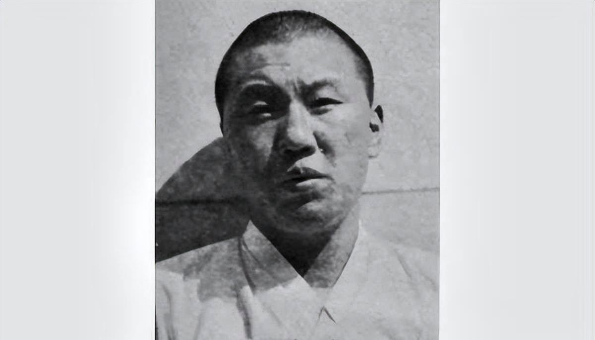 朴金喆1911年生于朝鲜咸镜南道，早年投身地下抗日运动，他与朴达组建秘密团体甲山