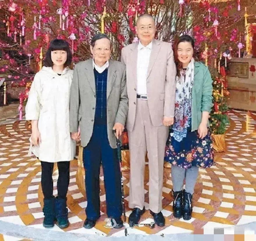 下面是杨振宁翁帆夫妇VS刘诗昆孙颖夫妇同框照片，给你什么启示？

一，这个老夫少