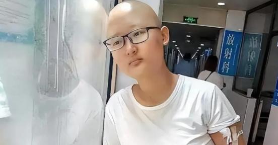 痛心！2019年，河北一名身患癌症的女孩在病房里崩溃喊道：“我凭什么就该死？”