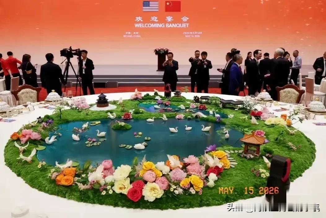 晚宴最大的“明星”，不是世界首富马斯克，也不是全球股王“英伟达”的掌舵人黄仁勋，