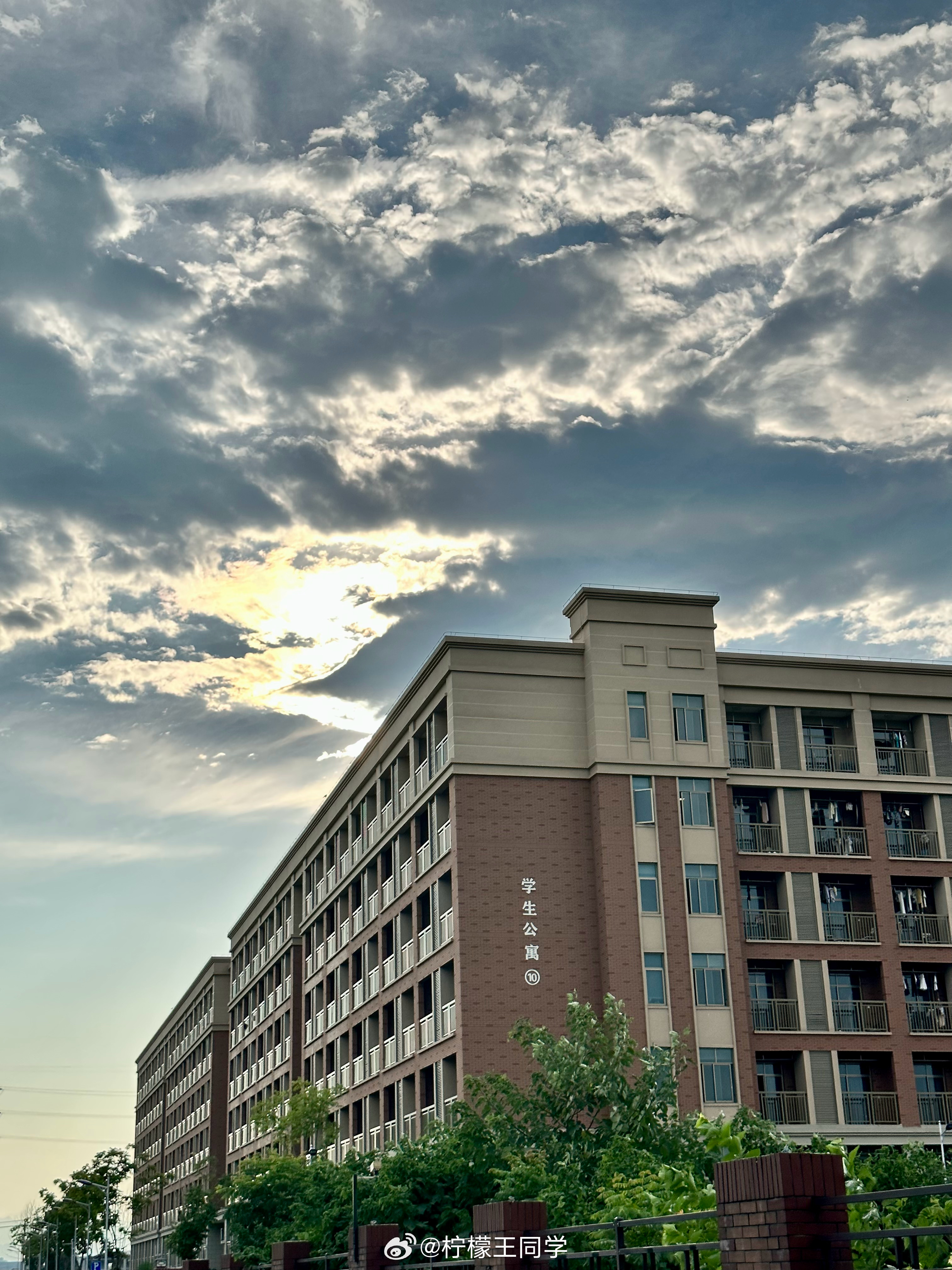 终于懂大学面积小的含金量了我的大学就是这样，面积不大，但是去上课方便，宿舍楼下就