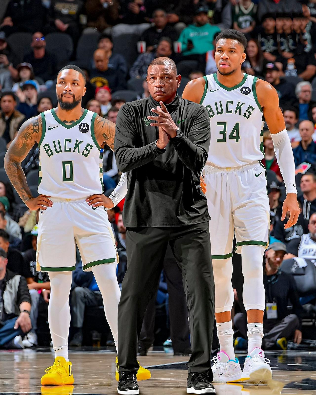 雄鹿竟然让库兹马打中锋，雄鹿交易来库兹马是个败笔，这场输给雷霆，库兹马更是全场最