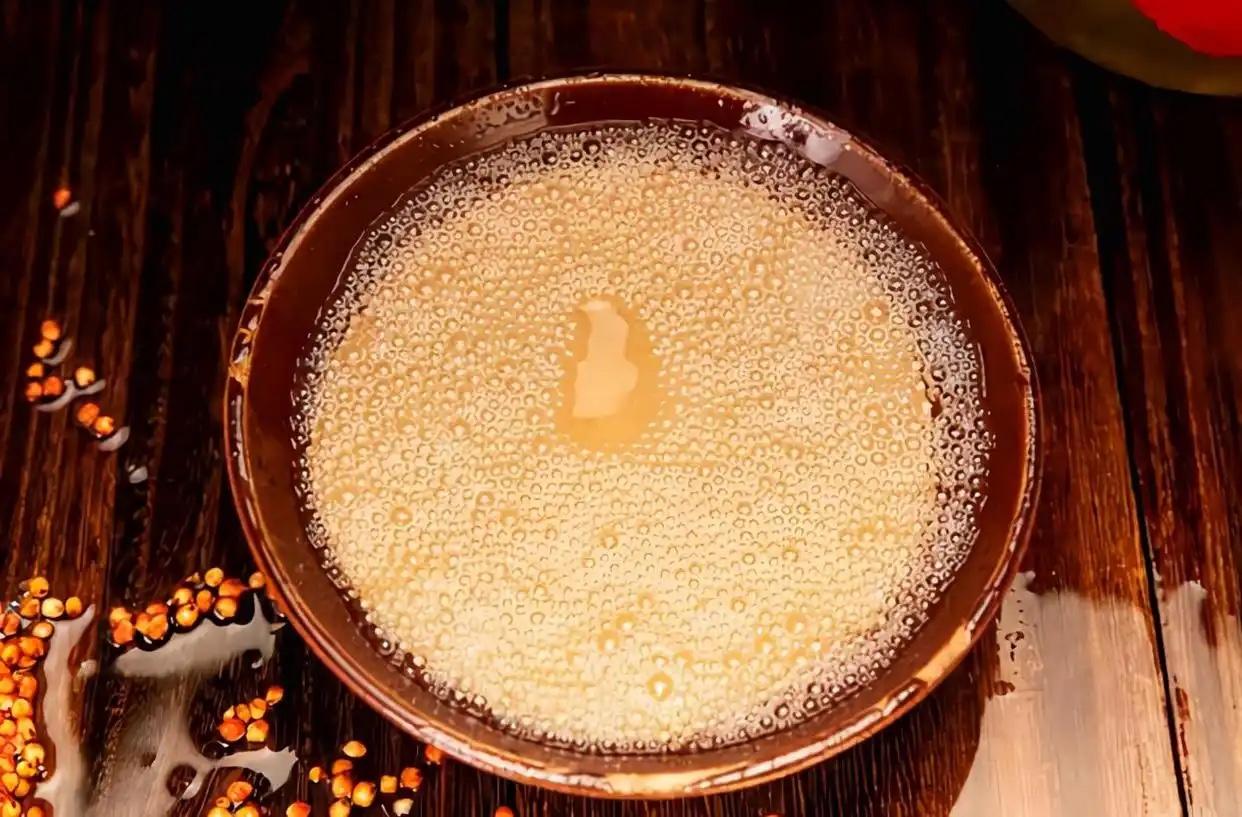 喝二锅头时配什么下酒菜比较好?
炸花生米猪头肉，
一杯一杯喝不够。
平民小酒二锅