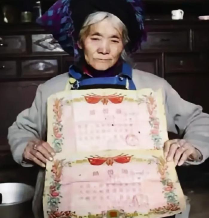 1979年，一位战士壮烈牺牲，妻子拒绝改嫁。没想到，28年后，妻子借了2000元