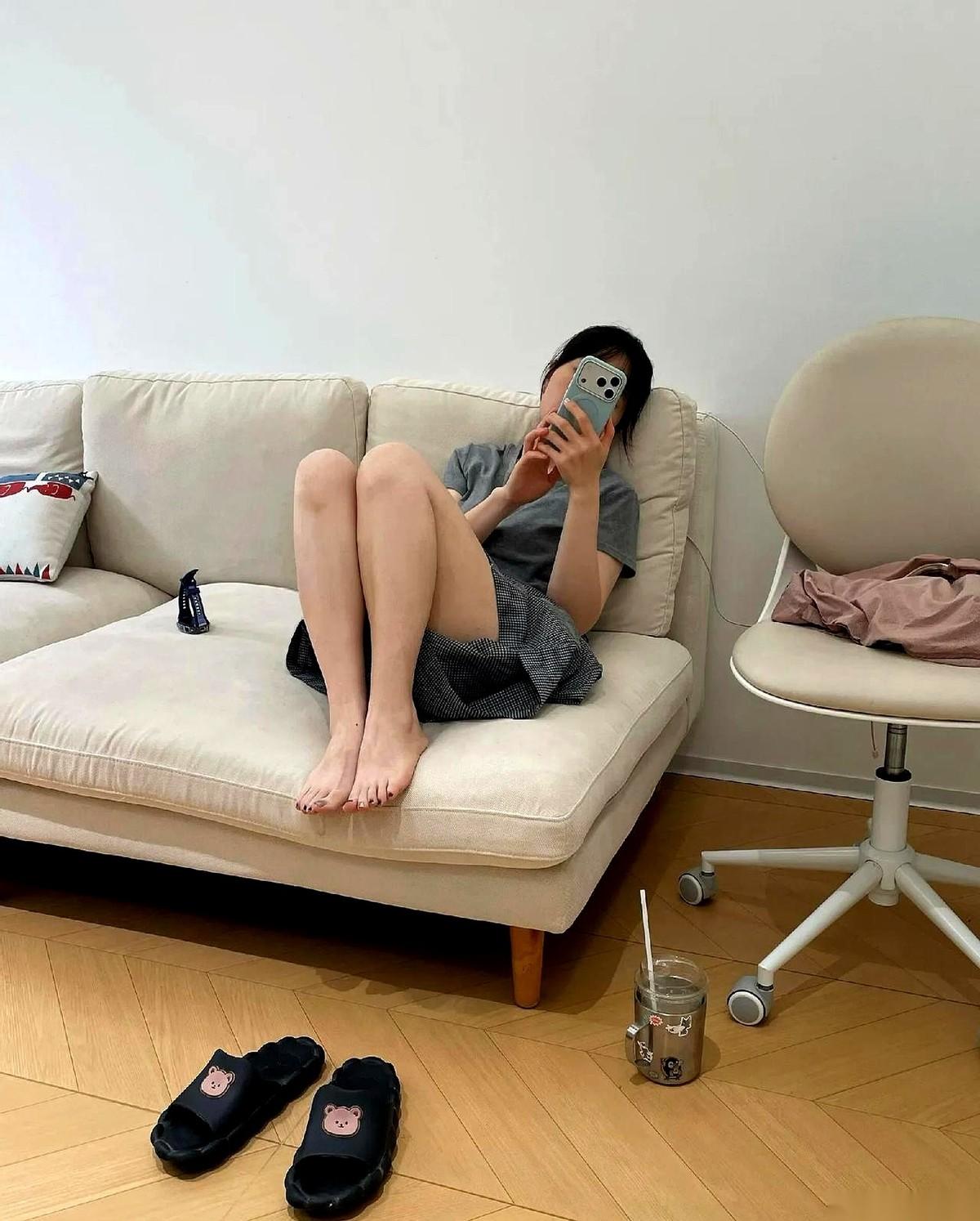 雨水顺着雨衣领口往下灌，42岁的我连人带车重重砸在柏油路上，膝盖蹭飞了一大块皮。