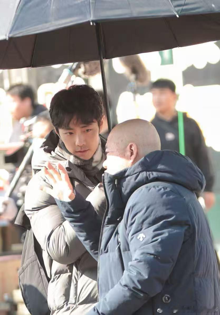 肖战《小城良方》路透，卷毛亮神 完全男大 