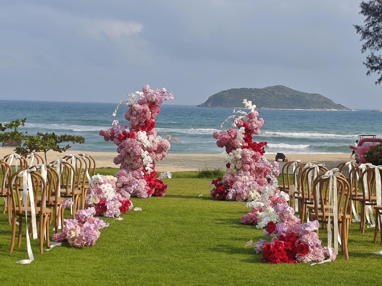 昨天在石梅湾，遇见一个草坪婚礼现场。

婚礼规模不是很大，但场景很简单、明快、喜