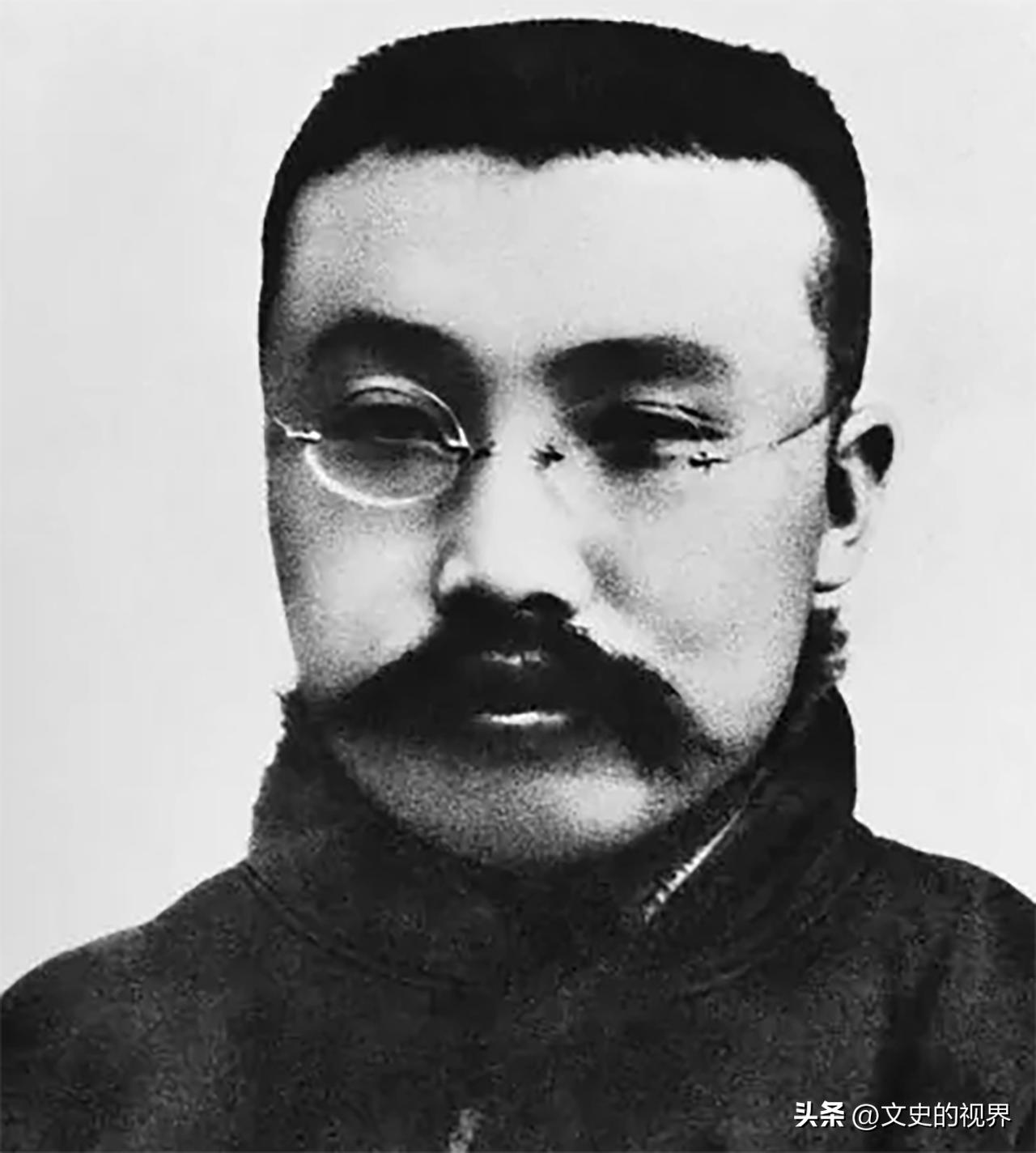[微风]1927年，李大钊被刽子手绞刑架。随着一声“起”，李大钊被吊在了空中，可