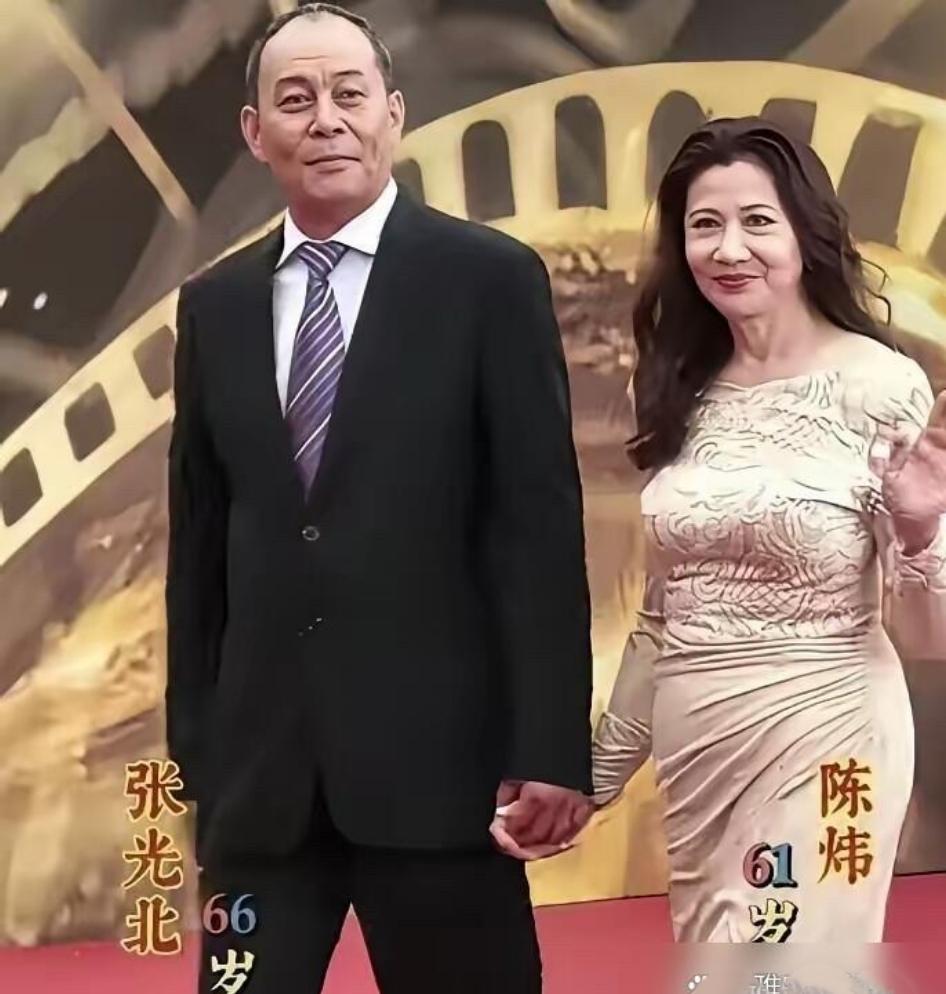 谁说上年纪不能穿花裙子？看看张光北妻子
 
别被年龄束缚，六十多岁照样能穿漂亮连