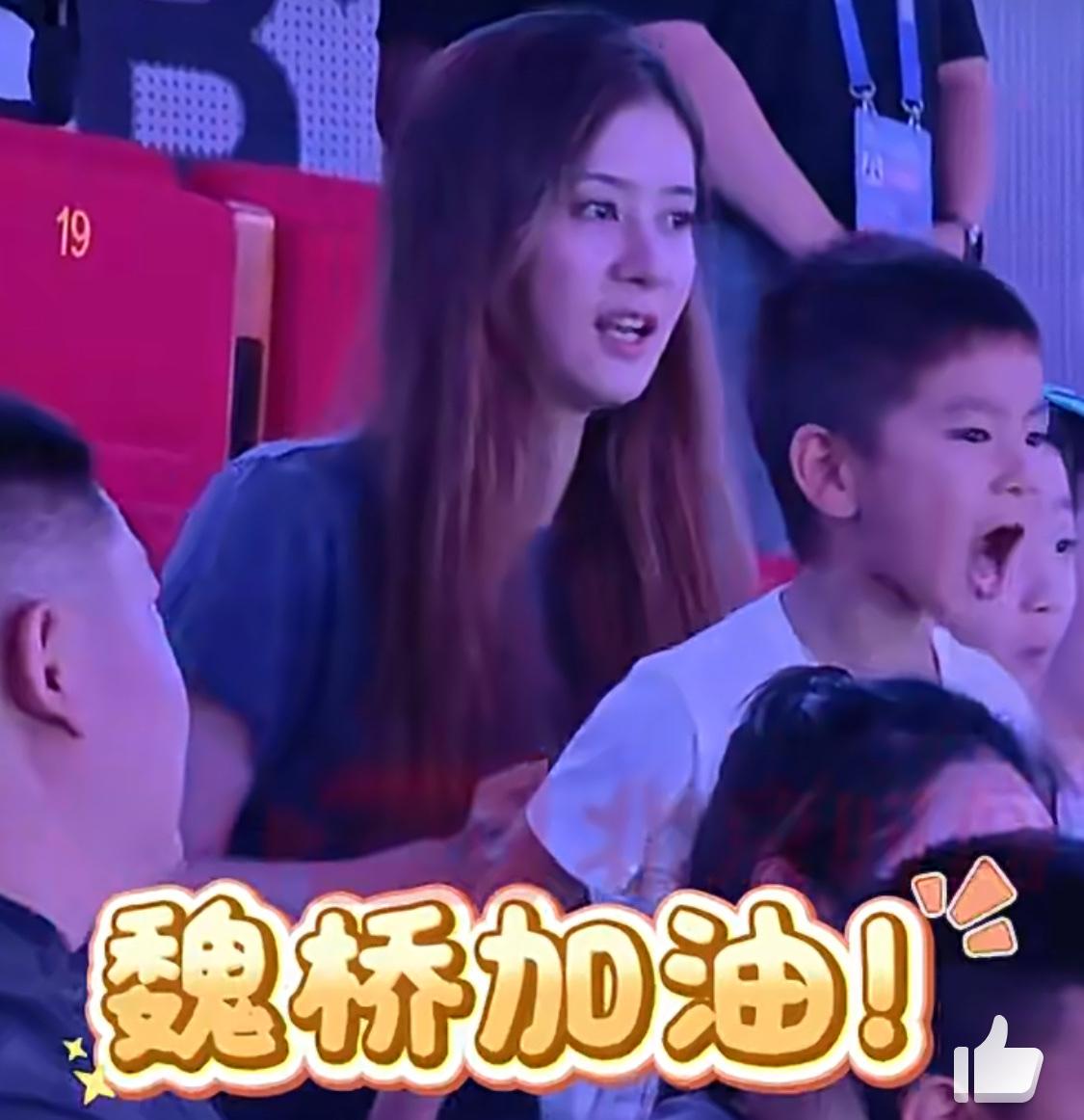 梁靖崑妻儿赛场助威加油现温情画面，球队一路高歌猛进迎来12连胜。

8月1日，在