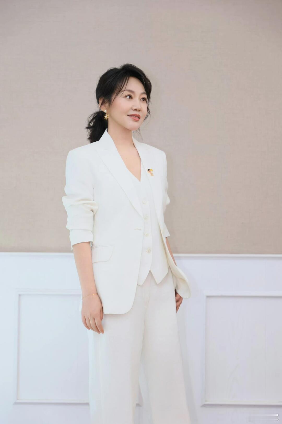 闫妮带女儿见侯鸿亮 深夜聚餐含金量拉满！闫妮携女儿邹元清与正午阳光大佬侯鸿亮碰面