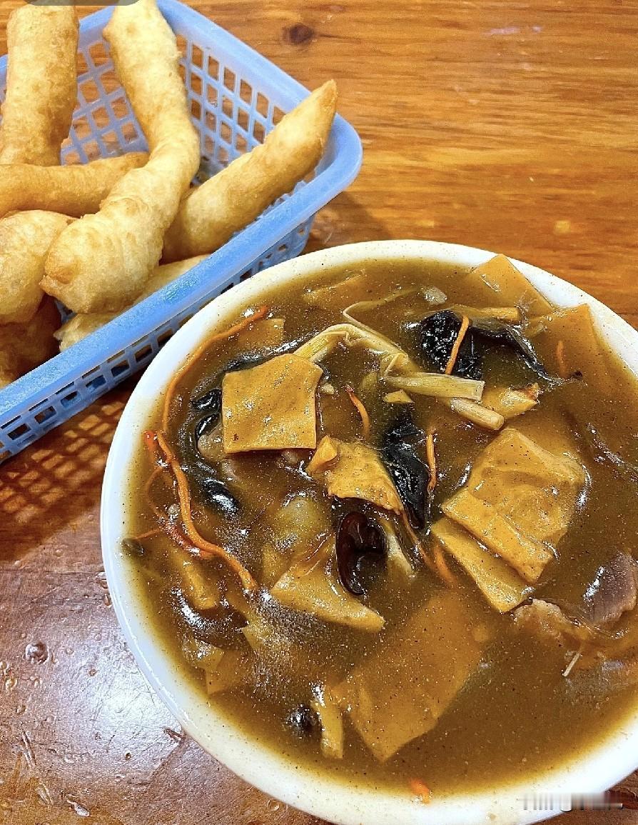 要说最让人念念不忘的，还得是咱家乡的老味道早餐。不用多精致，就街边小摊那一口热气