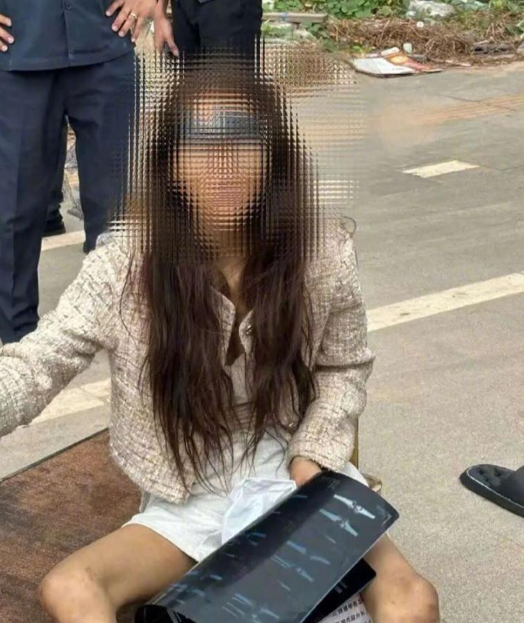 福建女网红流落柬埔寨街头的后续来了！
中国驻柬使馆得知这一消息后第一时间介入，将