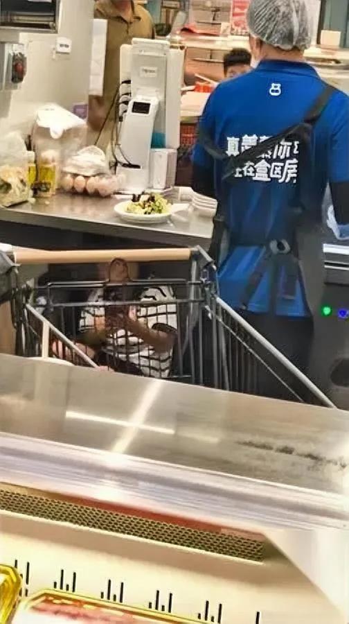 盒马出事了

你刷到了吗

员工居然把娃带进了后厨操作间。

大家都在骂违规不卫