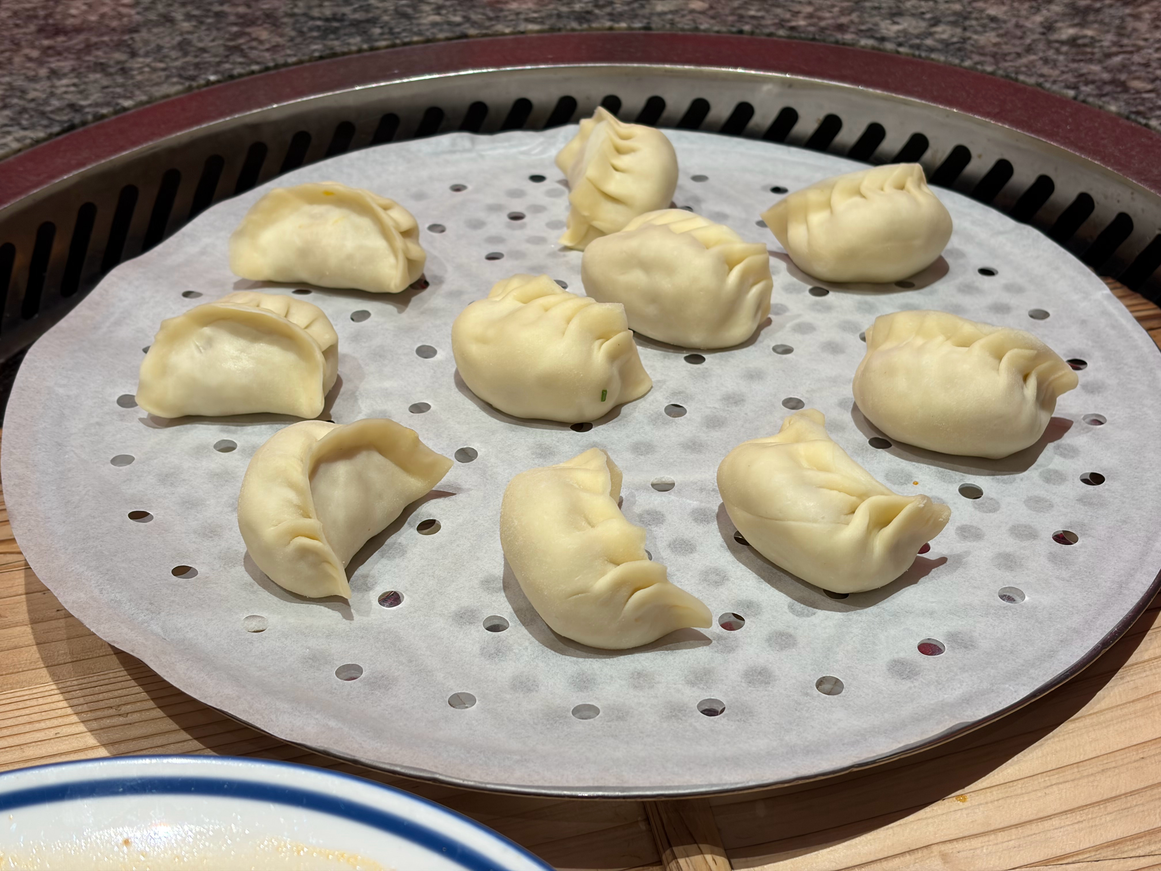 来吃了一顿二胖铁锅炖，真香啊我上辈子可能是个东北人蘸酱菜的鸡蛋酱是现炸的！酸菜大