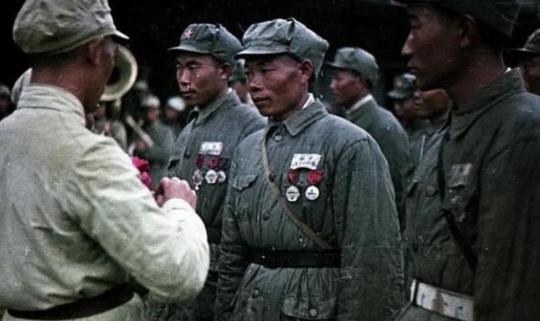 1950年，为了迎娶爱人，第184师的副连长肖万世登门求亲，老岳父一见肖副连长，