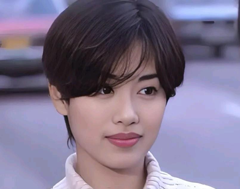 55岁陈松伶狂减50斤！
演唱会笑场破音，全场居然哭成泪人！
四个月啃水煮鸡胸配