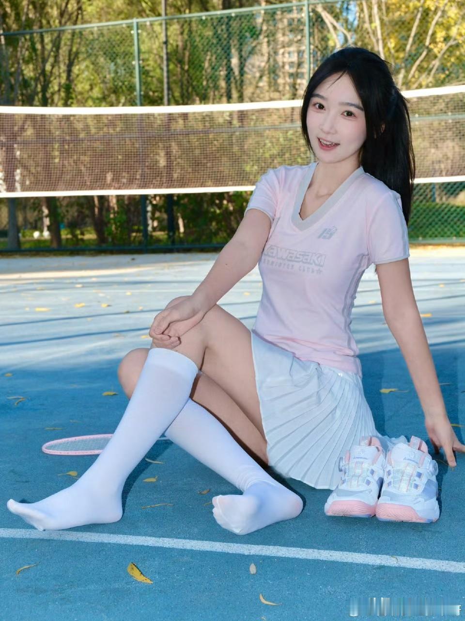 秋高气爽的球场穿搭，是温柔粉白系的元气暴击💖
 
浅粉运动T恤+百褶短裙，清爽