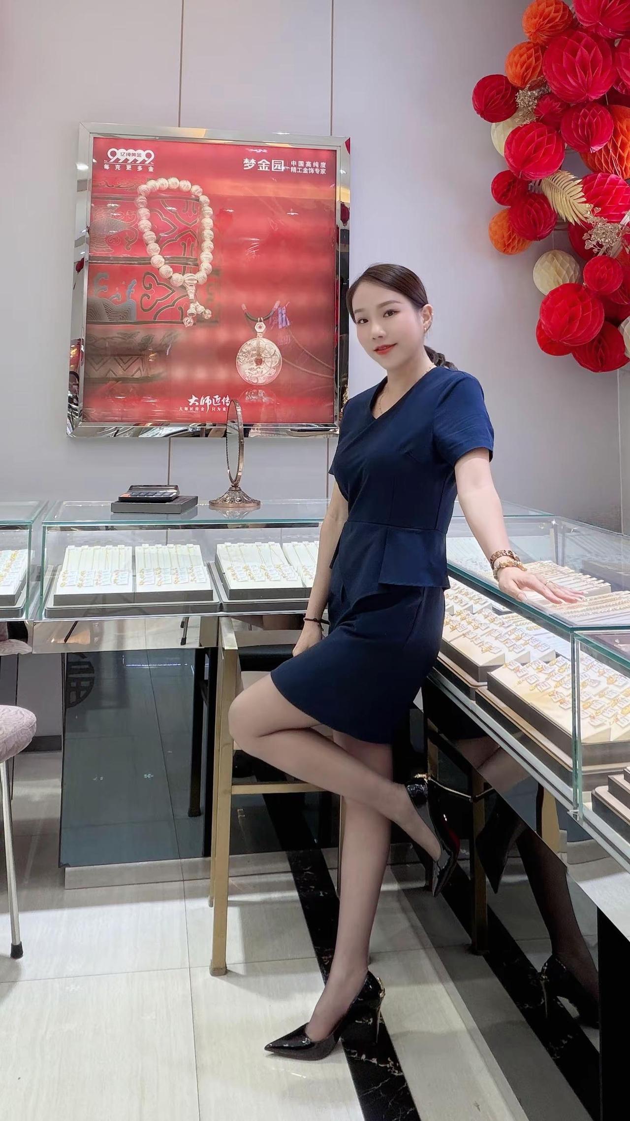 我本不善言辞，却踏上了珠宝销售之路，我本喜欢独处，为了生活却每天奔波劳碌，衣服给